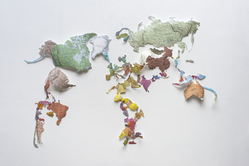 Julie Polidoro, Slow Borders : Julie Polidor, Unstitched Map, 2017, papier plastifié, 140 x 190 x 9 cm